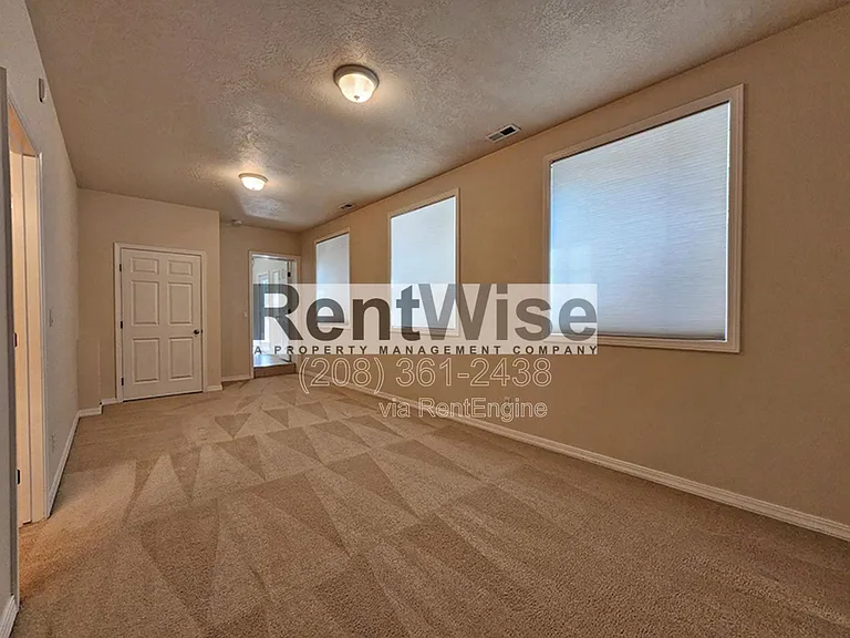 318 W Highland St — Photo 9
