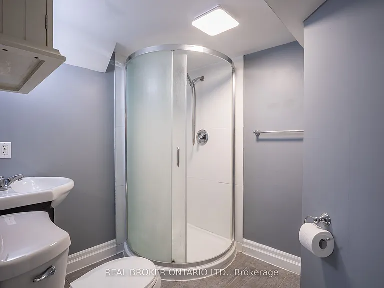 32 Grove St W #3 — Photo 8