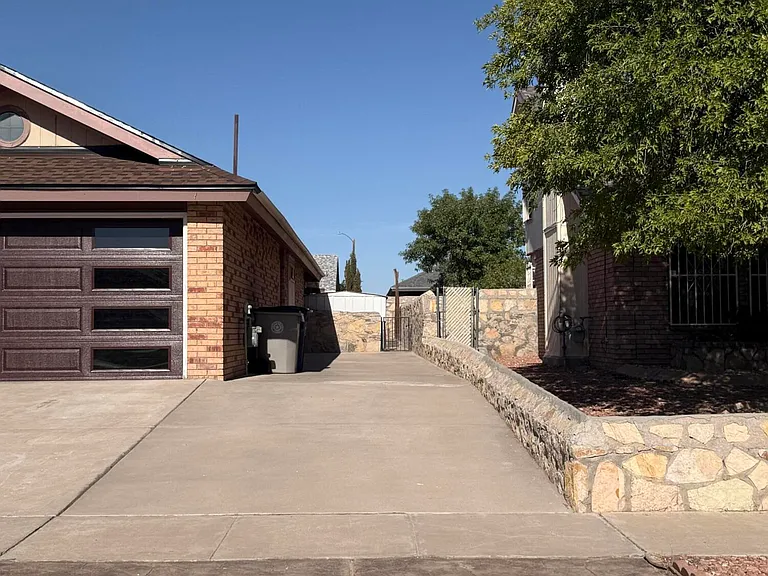 1884 Lyman Dutton Cir — Photo 25