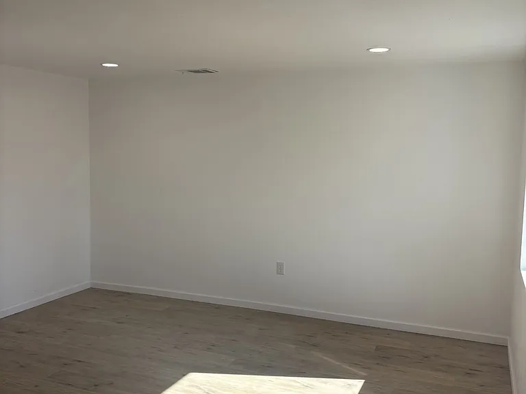 1515 W Bristol Ave — Photo 2
