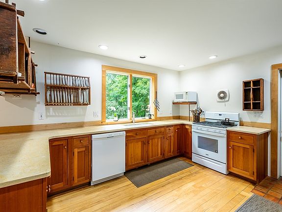 5th image of 71 Morgan Cir