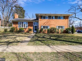 9852 Singleton Dr, Bethesda, MD 20817