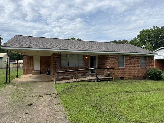 3 bed, 1040 sqft, $995 — Photo 1