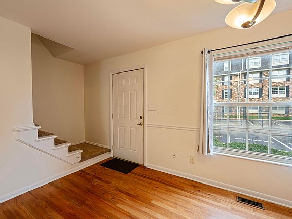 4th image of 2583 Olde Hill Ct N