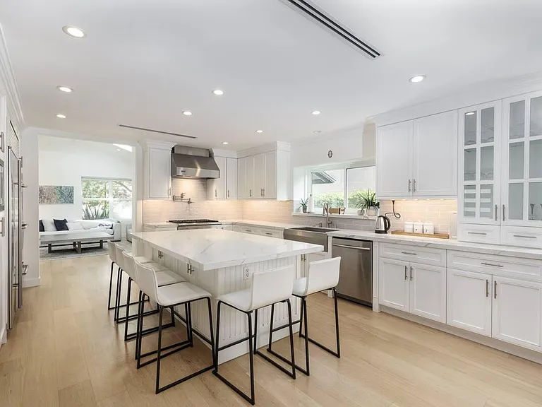 23032 Mariano St — Photo 8