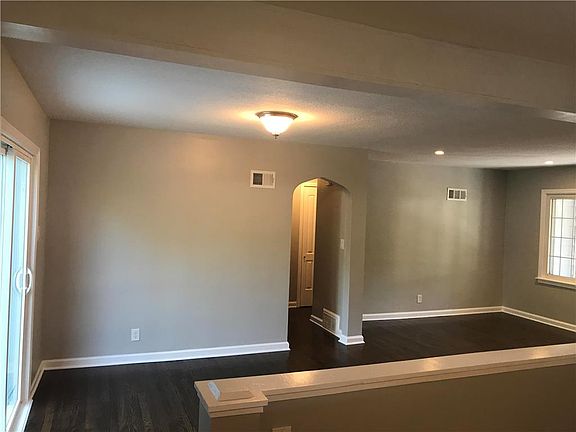 4th image of 5322 W 71st Ter