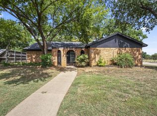 1015 Walnut Pl, Mansfield, TX 76063