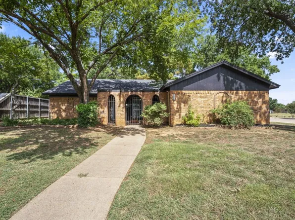 1015 Walnut Pl, Mansfield, TX 76063