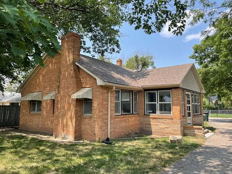 120 E Avenue F — Photo 2