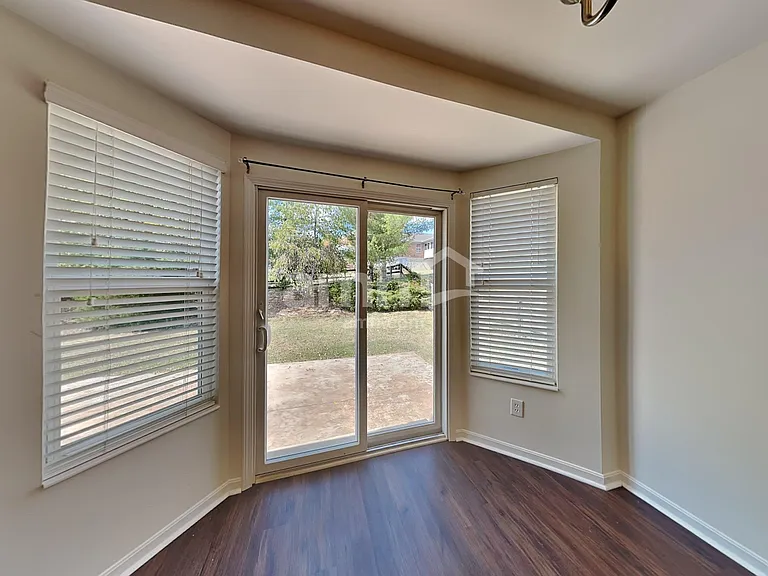 10704 Sandy Ct — Photo 6