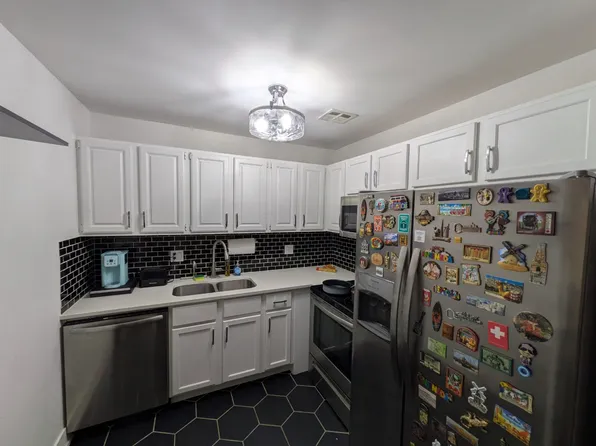 695 Grove Dr APT 105, Buffalo Grove, IL 60089