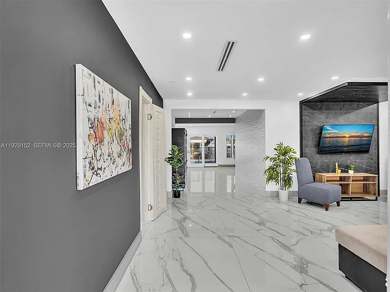 440 SE 8th Ave — Photo 10