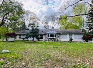 2460 Ogden Dr, West Bloomfield, MI 48323