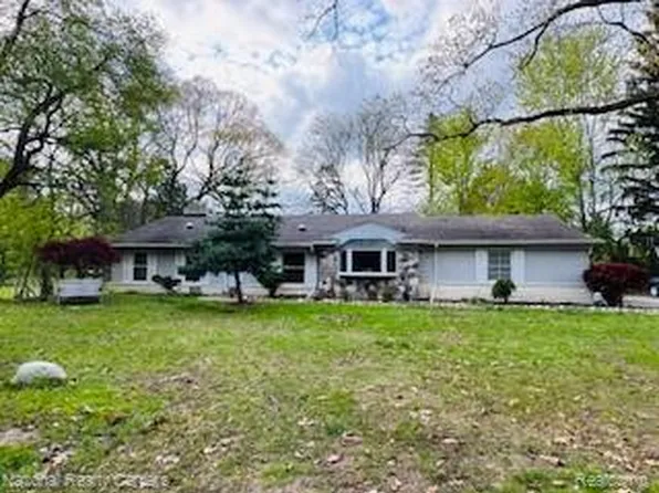 2460 Ogden Dr, West Bloomfield, MI 48323