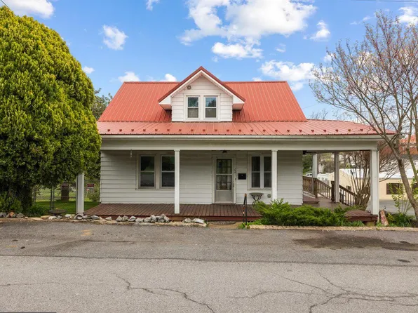 102 N Lee St, Luray, VA 22835
