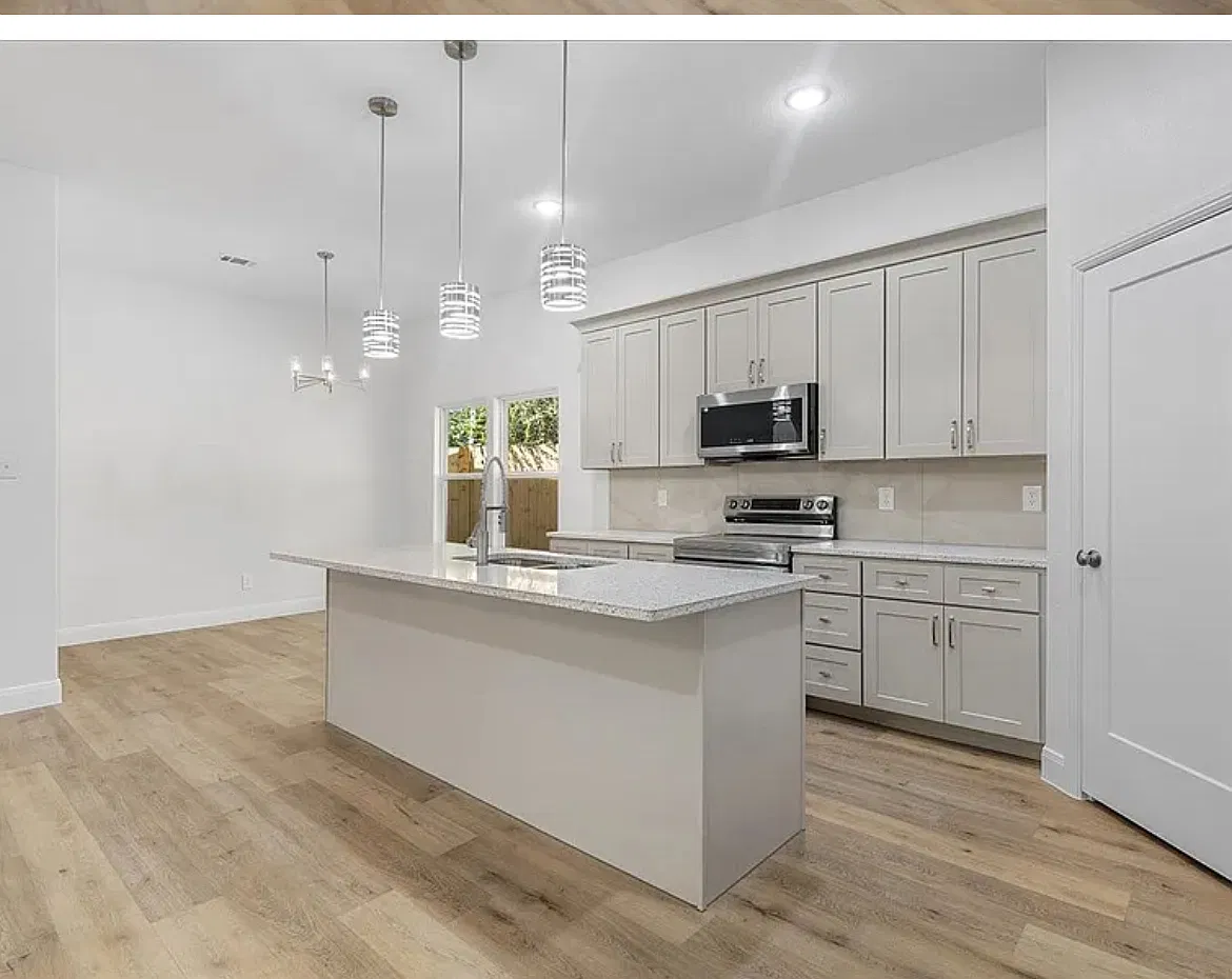 4 bed, 1886 sqft, $2,450 — Photo 3