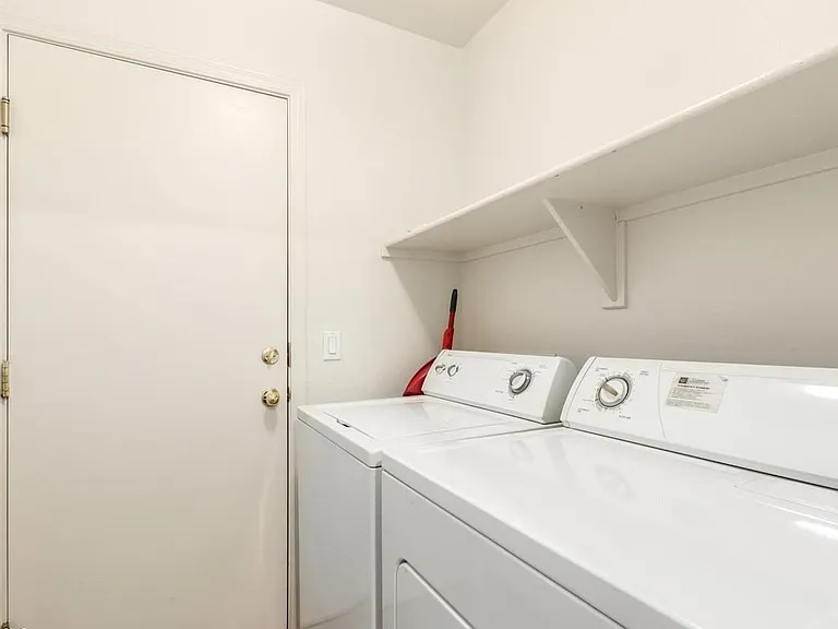 900 W Aspen Way — Photo 4