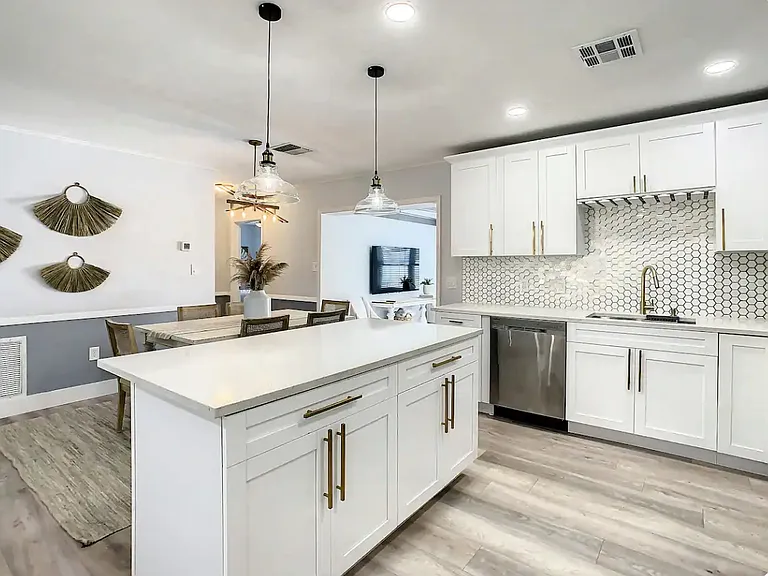 Viewtop Dr — Photo 1