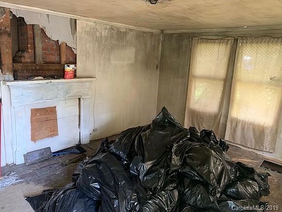 3rd image of 906 Saluda St