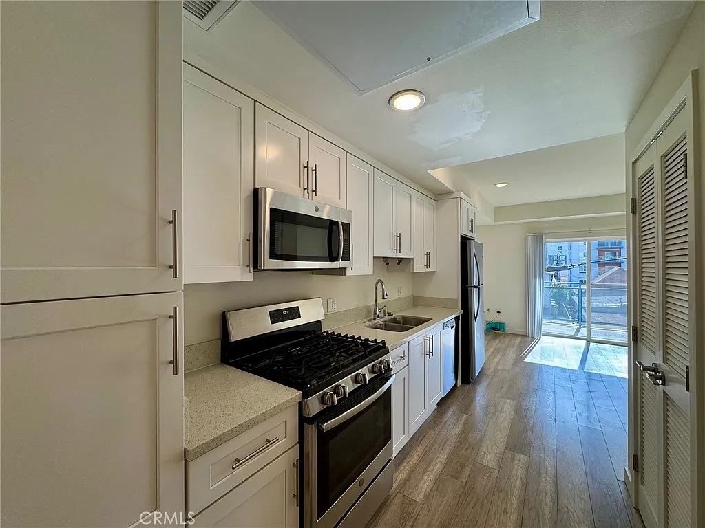 Studio, 416 sqft, $1,695 — Photo 3