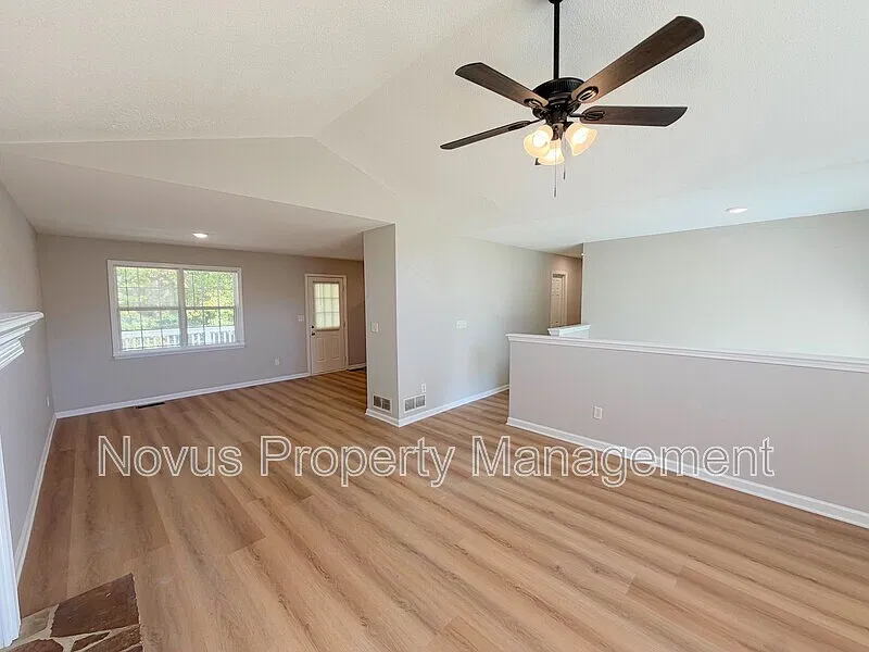 3 bed, 2.0 bath, 1189 sqft, $1,650 — Photo 4