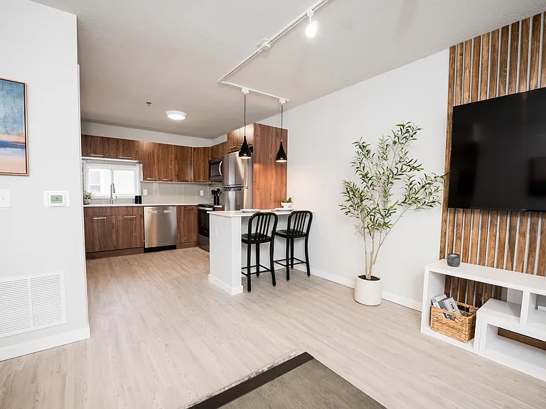 908 W Stoughton St — Photo 2