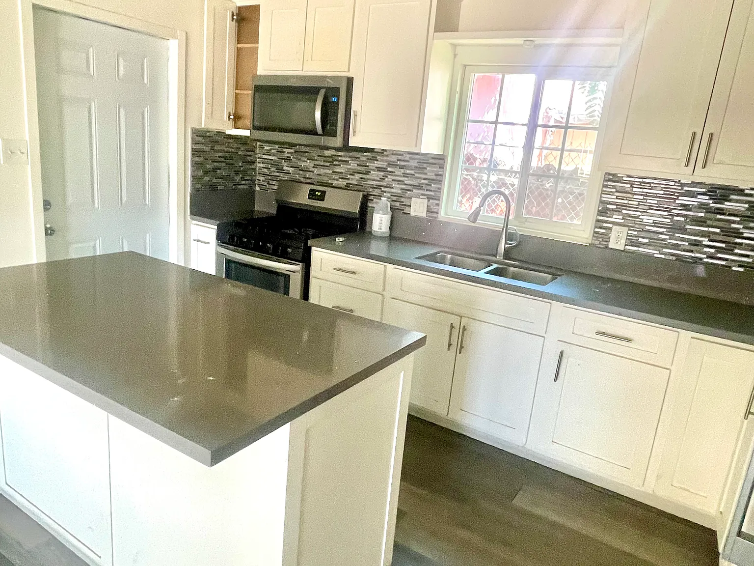 4 bed, 1950 sqft, $2,900 — Photo 2