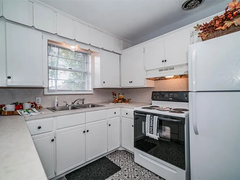 812 Glencrest Ln — Photo 9