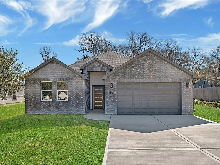939 Lake View Dr — Photo 1