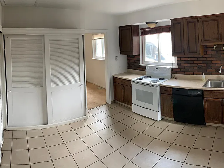 Kitchen with Range, Dishwasher, Garbage Disposal, Refrigerator and Pantry. (ANGLE 1)