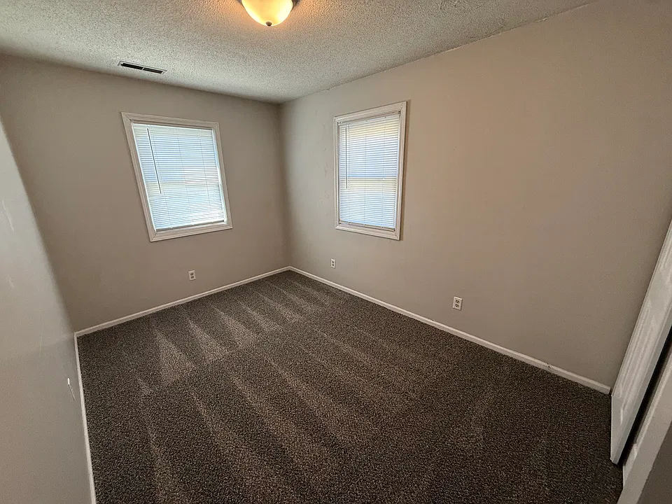 3 bed, 1.0 bath, $850