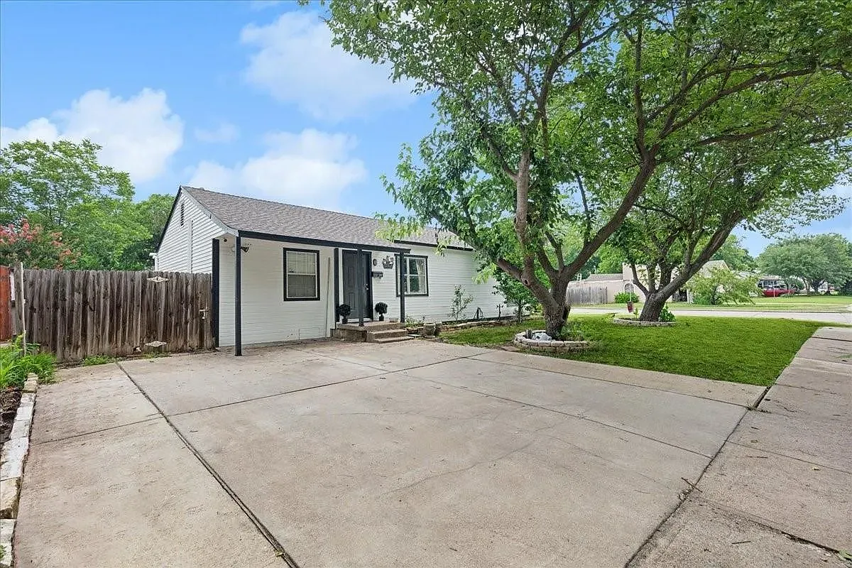 4 bed, 2100 sqft, $2,598 — Photo 3