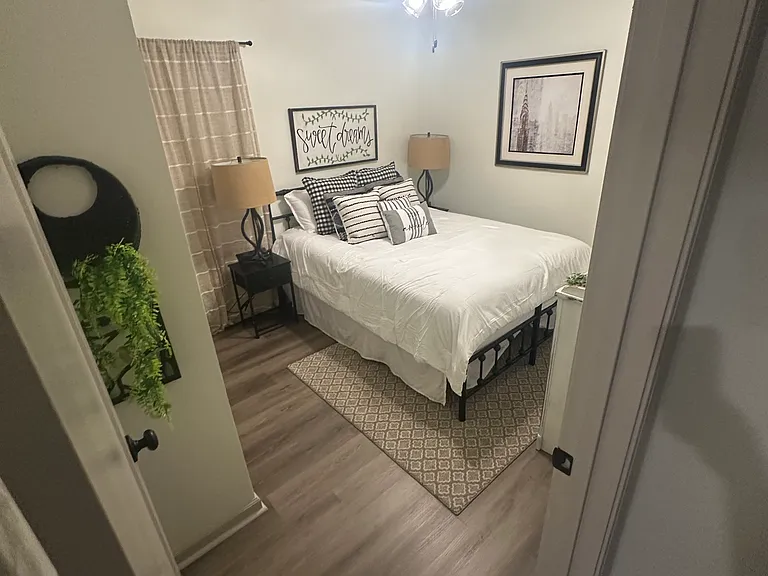 207 Walton St — Photo 3