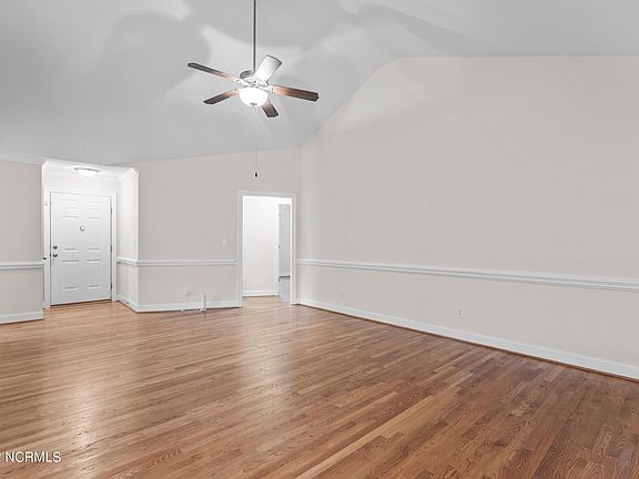 4th image of 3409 Pinetree Ln