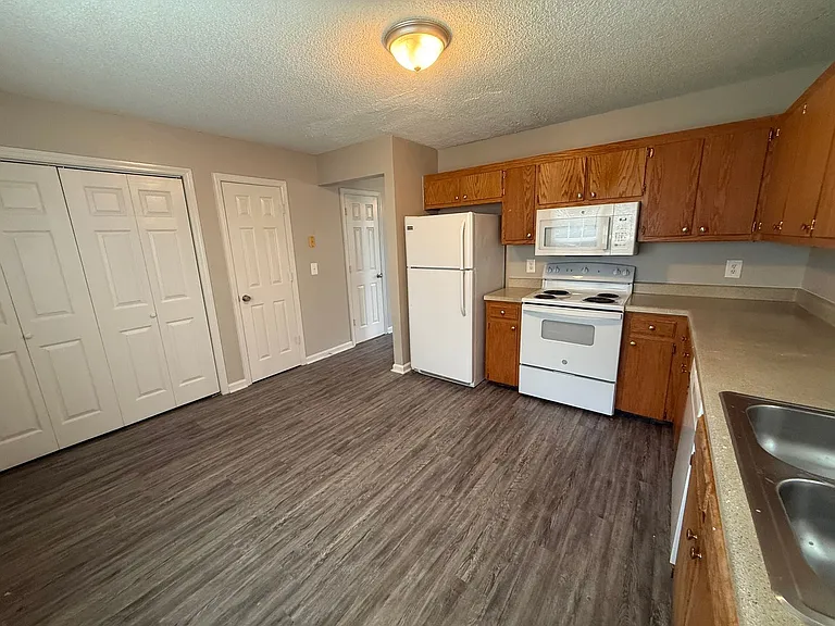 909 Greenland Dr — Photo 7