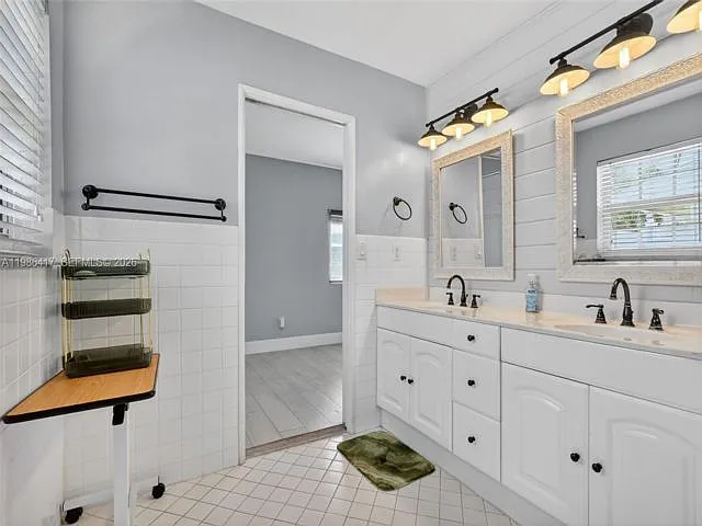 217 SW 5th St — Photo 3