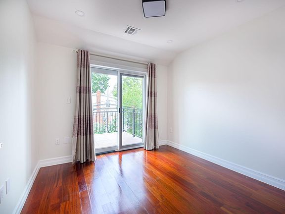 3rd image of 4021 Utopia Pkwy