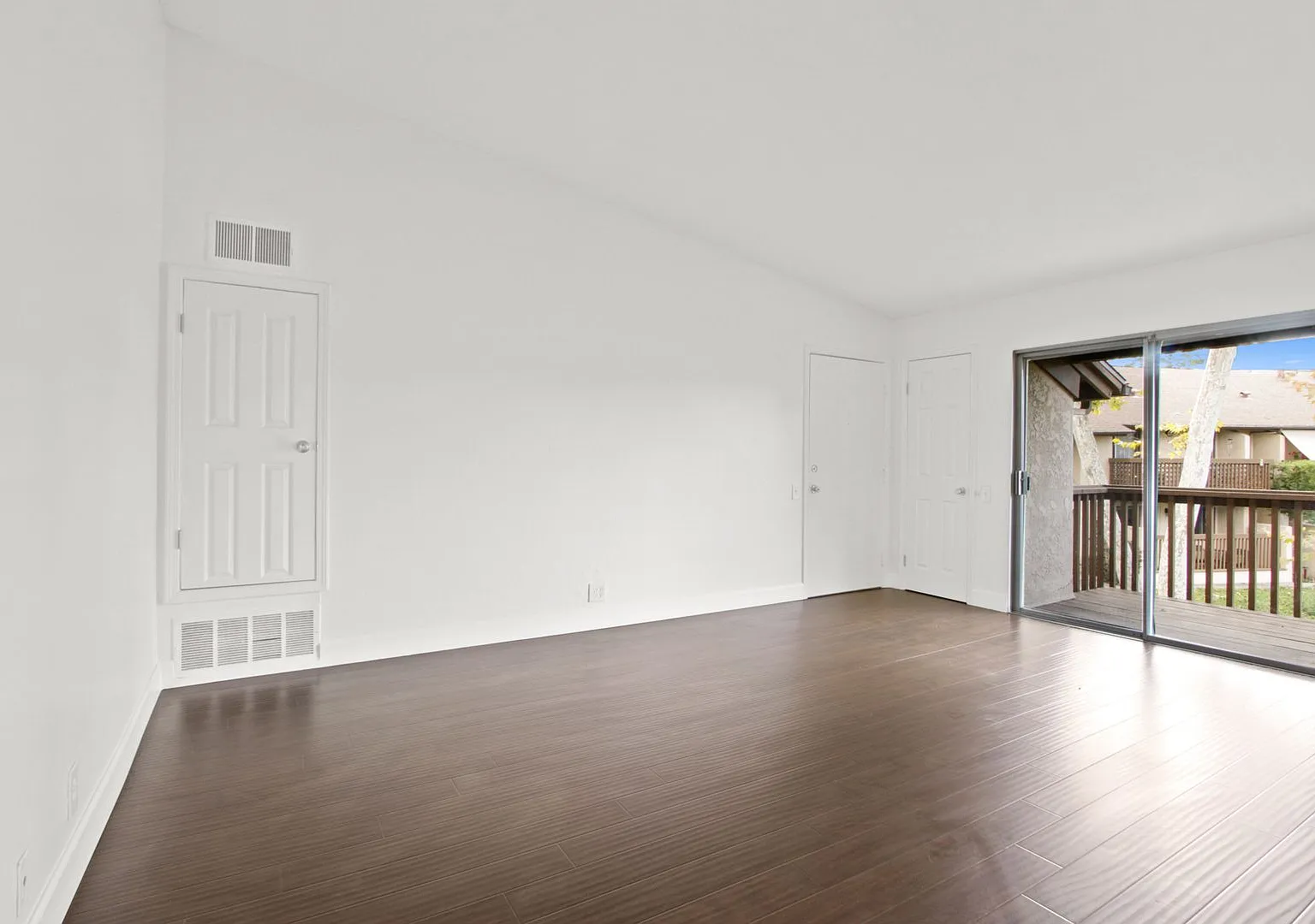 Beautifully Rehabbed Mission Viejo Condo Next To Everything — Photo 2