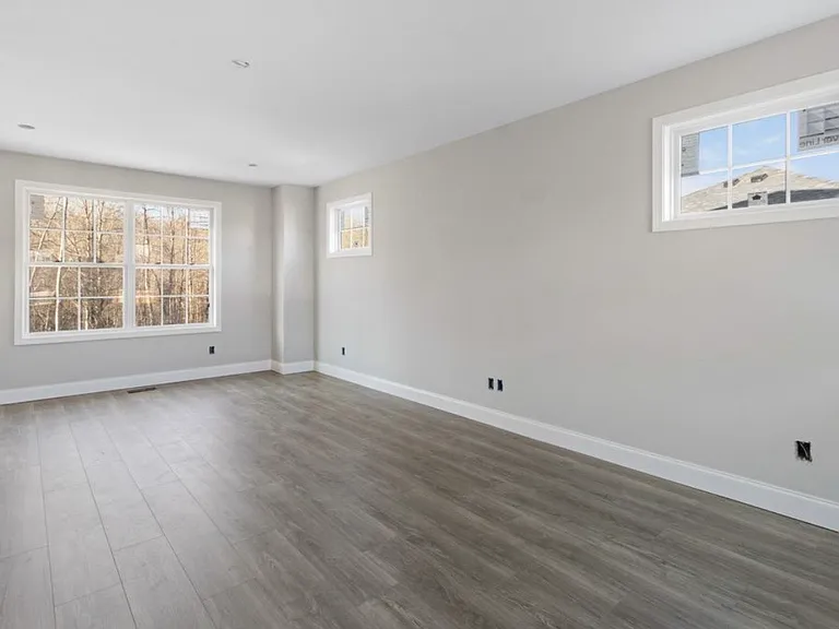 422 Mattingly Dr — Photo 3