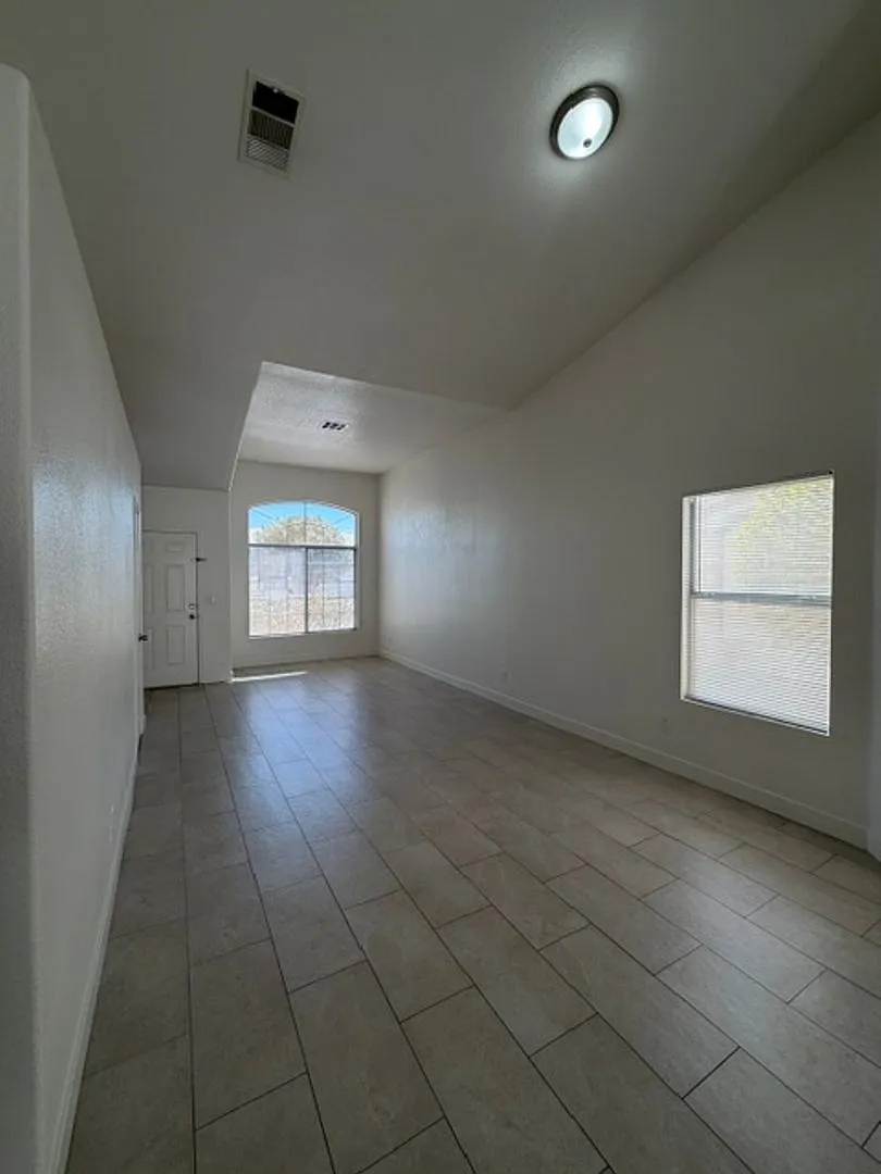 Rare Single Story House. 3 Bed/2 Bath. Fresh Paint And Tile. — Photo 3