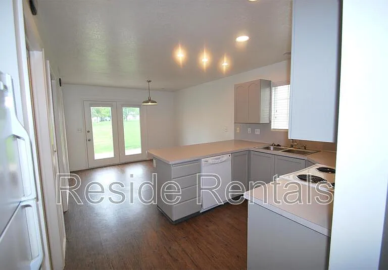 157 W 1310 S — Photo 2