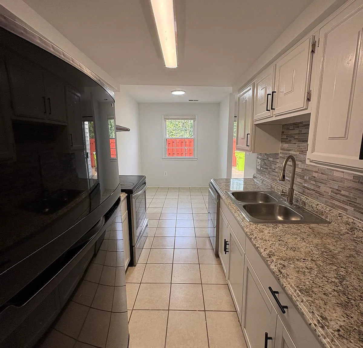3 bed, 2.5 bath, 1320 sqft, $2,400 — Photo 4