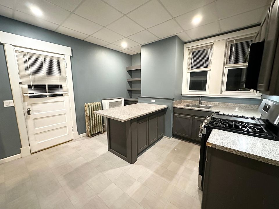 1st image of 829 Lancaster St #2