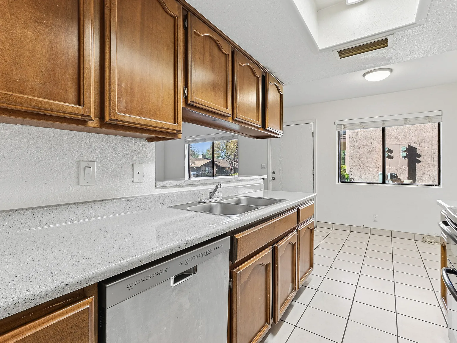 Las Palmas Townhomes — Photo 2