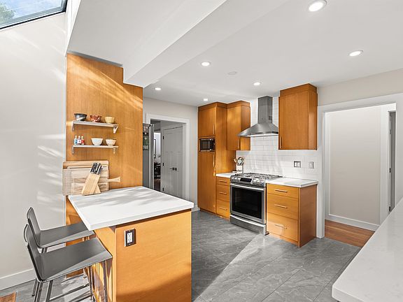 5th image of 894 Eden Cres