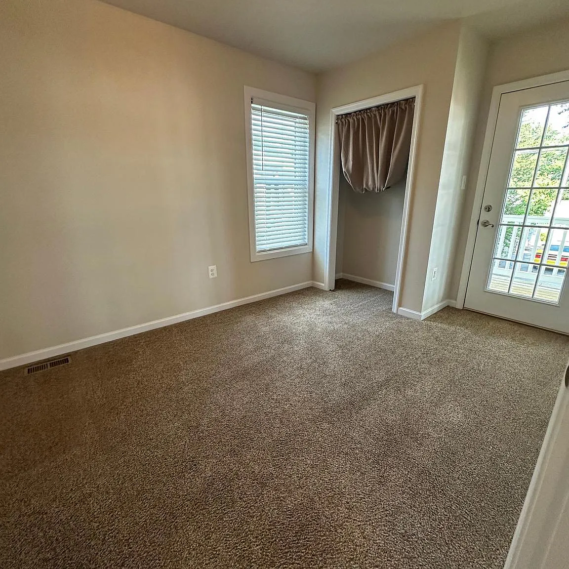 3 bed, 2.5 bath, 1428 sqft, $1,650 — Photo 2