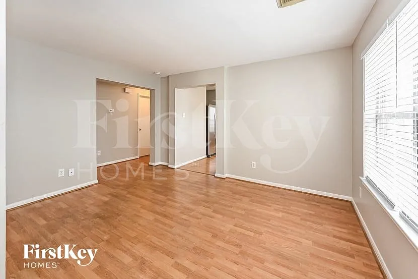 3 bed, 2.0 bath, 1385 sqft, $1,970 — Photo 2