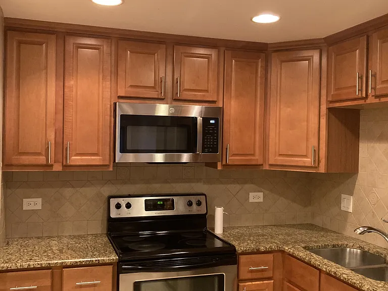 960 S River Rd #404 — Photo 2