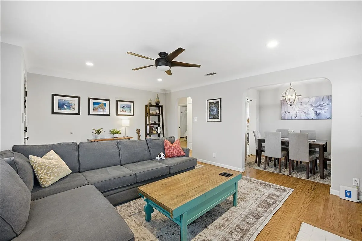 2 bed, 1024 sqft, $4,150 — Photo 3