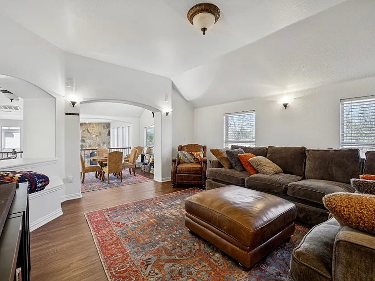 7220 Tolosa — Photo 4